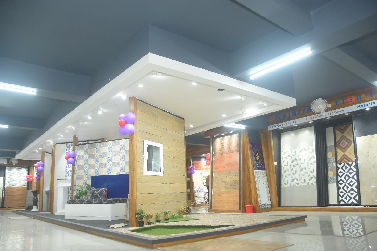 Tile display booth with wall and floor tiles